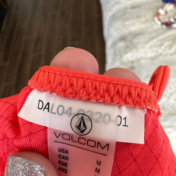 Volcom bikini top, NWOT, size M - Picture 4 of 4